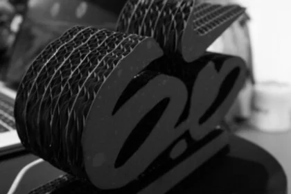 Das Logo von Nike 6.0 in Pappe