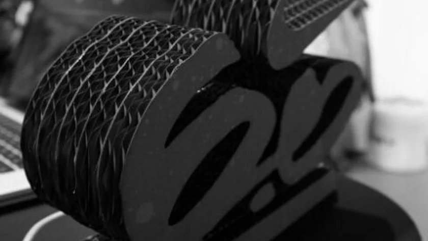 Das Logo von Nike 6.0 in Pappe