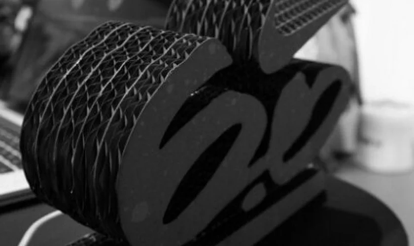 Das Logo von Nike 6.0 in Pappe