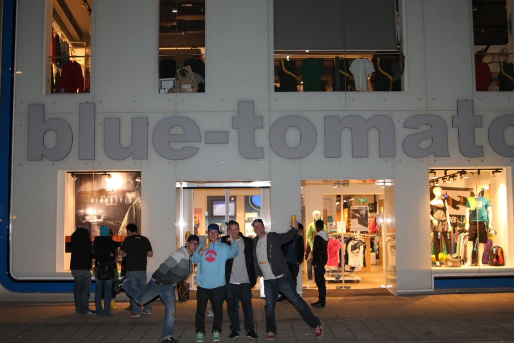 Ein Teil der Shuvit Crew Rauchpause vor dem Blue Tomato Shop