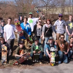 Die Termitzer Skate Community vor dem leeren Skatepark