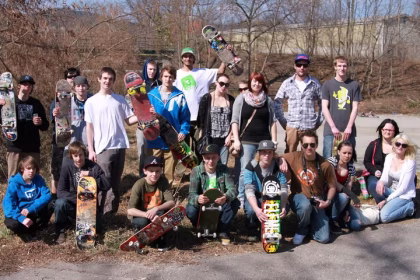 Die Termitzer Skate Community vor dem leeren Skatepark