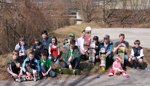 Die Ternitzer Skater vor dem leeren Skatepark