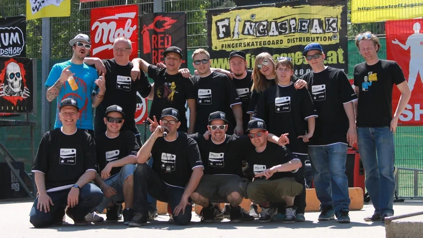 Die Shuvit Crew mit ihren Freunden und Helfern.